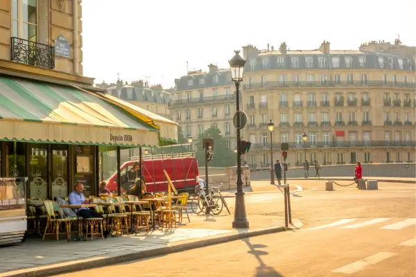 “Paris é uma Festa”: A Jornada de Hemingway pelos Cafés e Ruelas de Paris